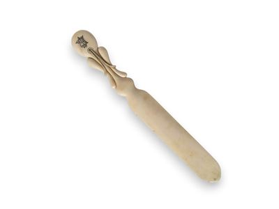Tagliacarte vittoriano inglese, avorio inciso con monogramma IRC, XIX secolo