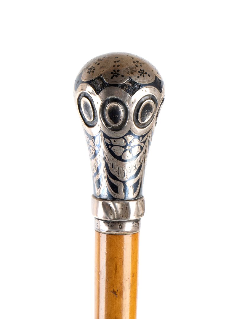 Bastone da passeggio con manico in argento