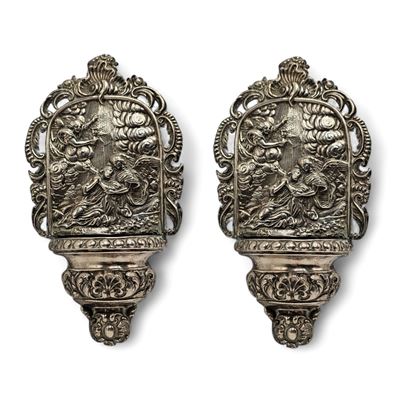 Milano, Coppia di acquasantiere, argento 800/1000 con bassorilievo figurativo