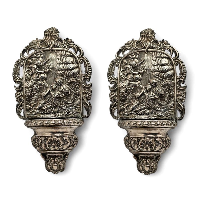 Milano, Coppia di acquasantiere, argento 800/1000 con bassorilievo figurativo