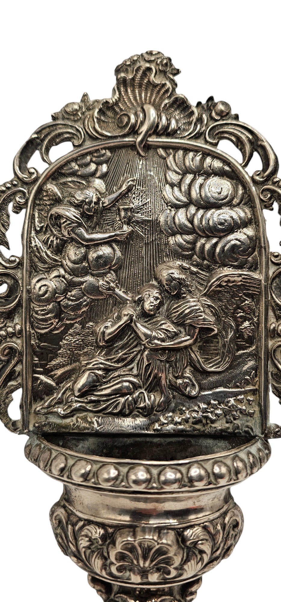 Milano, Coppia di acquasantiere, argento 800/1000 con bassorilievo figurativo