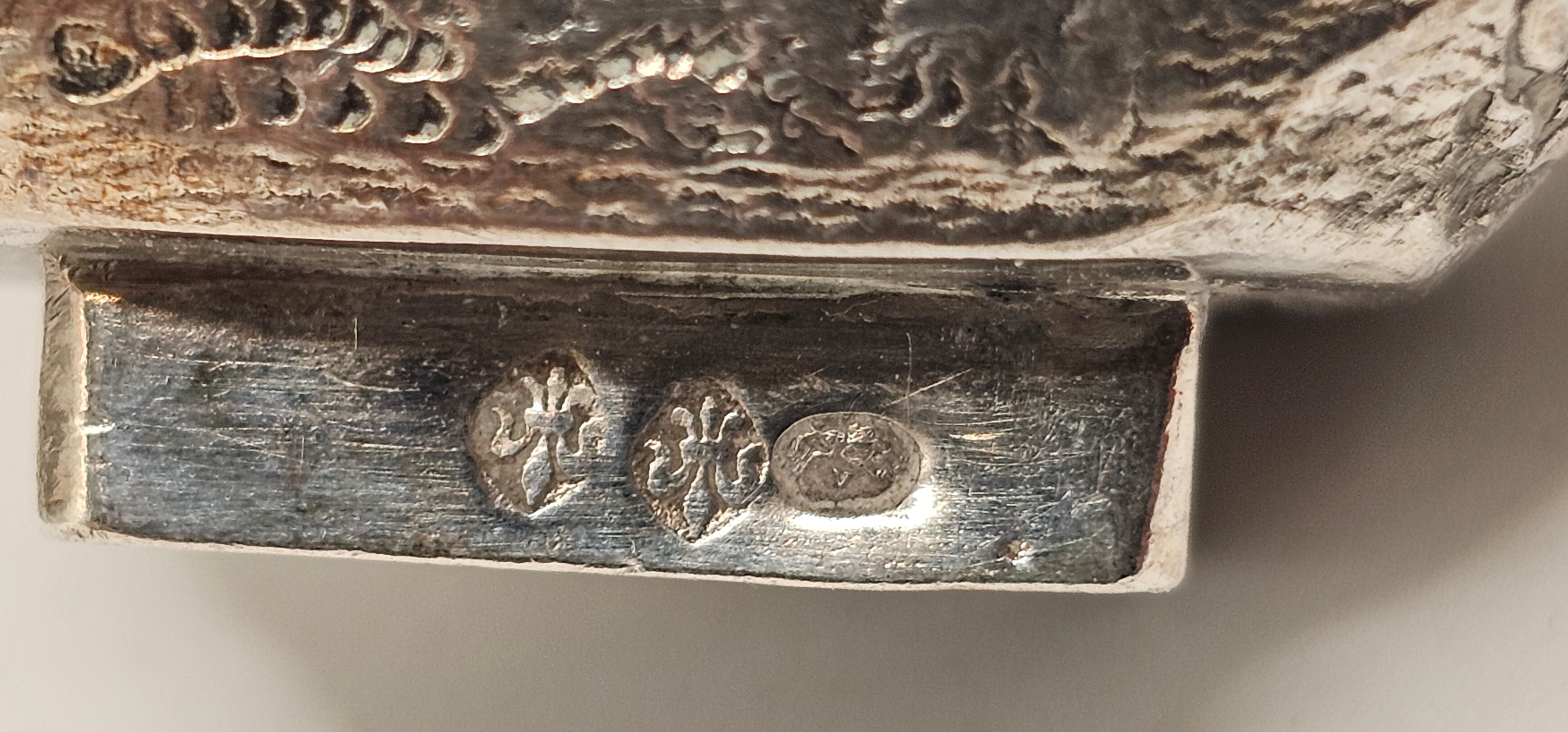 Hanau (?), Teca per tè in argento (bricco/caldarola), decorazione floreale e scene bucoliche
