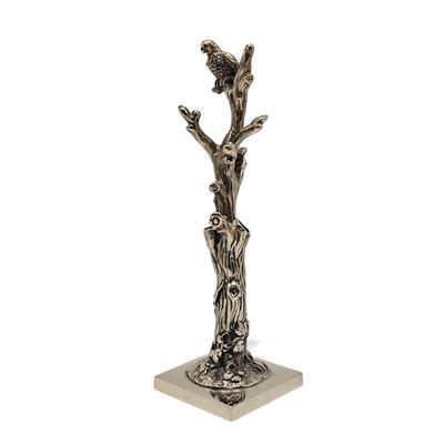 Scultura in argento a forma di albero con falco all’apice