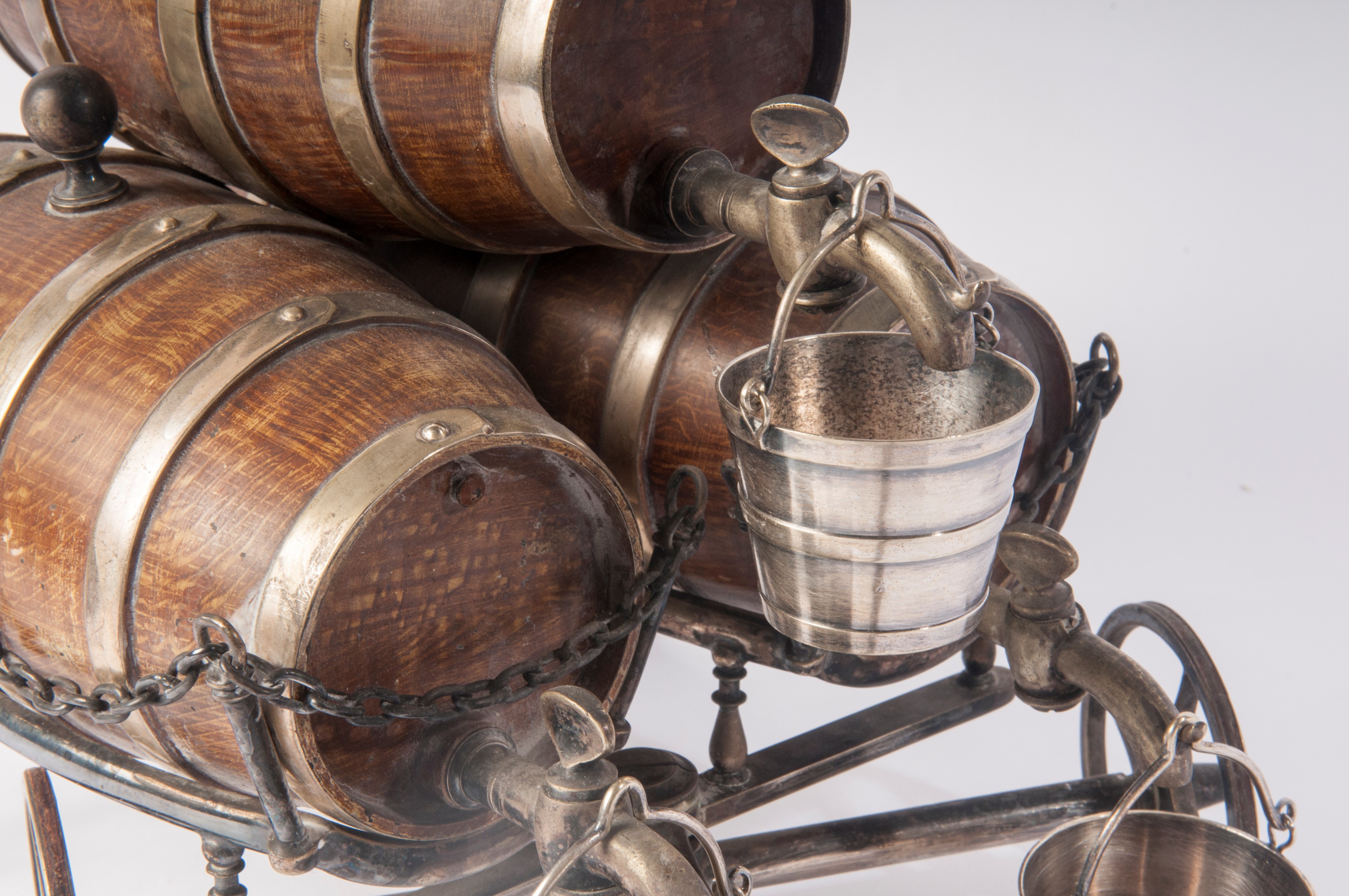 Modello in scala di carro con botti