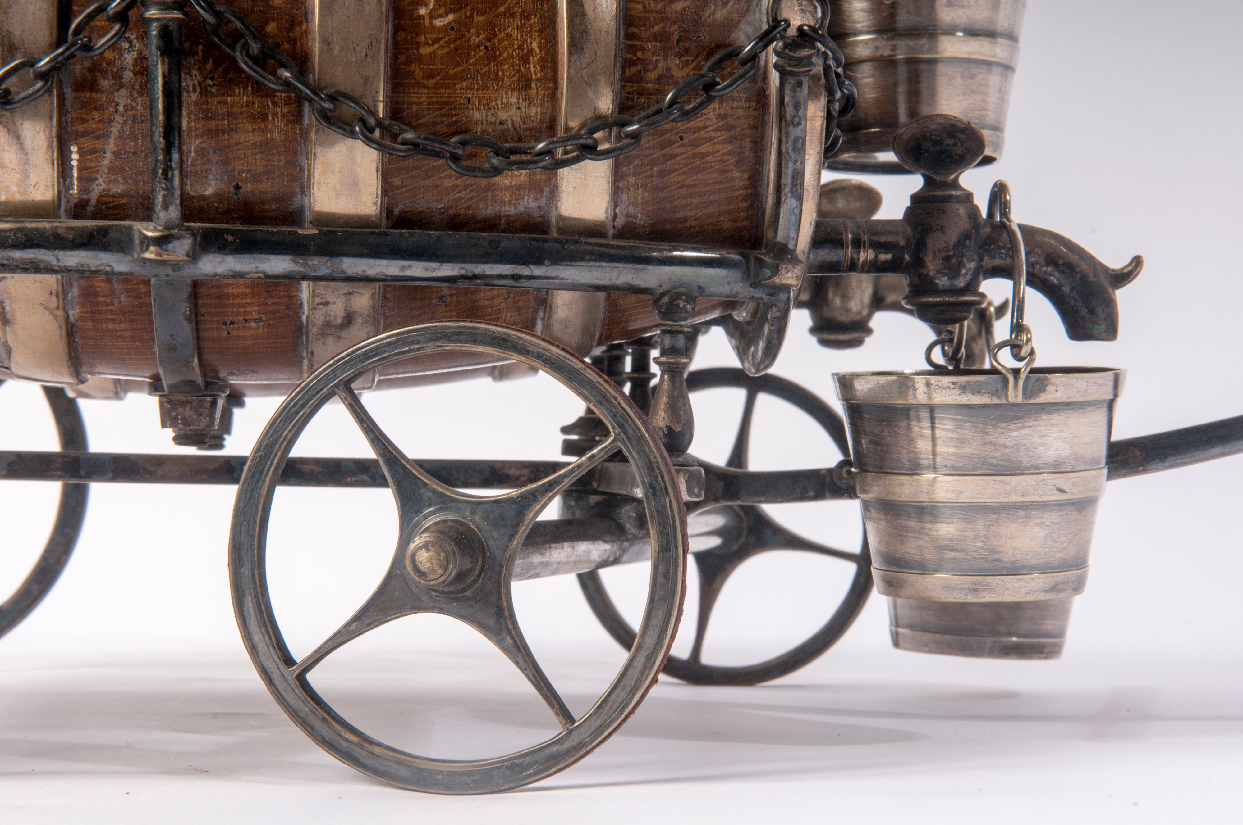 Modello in scala di carro con botti