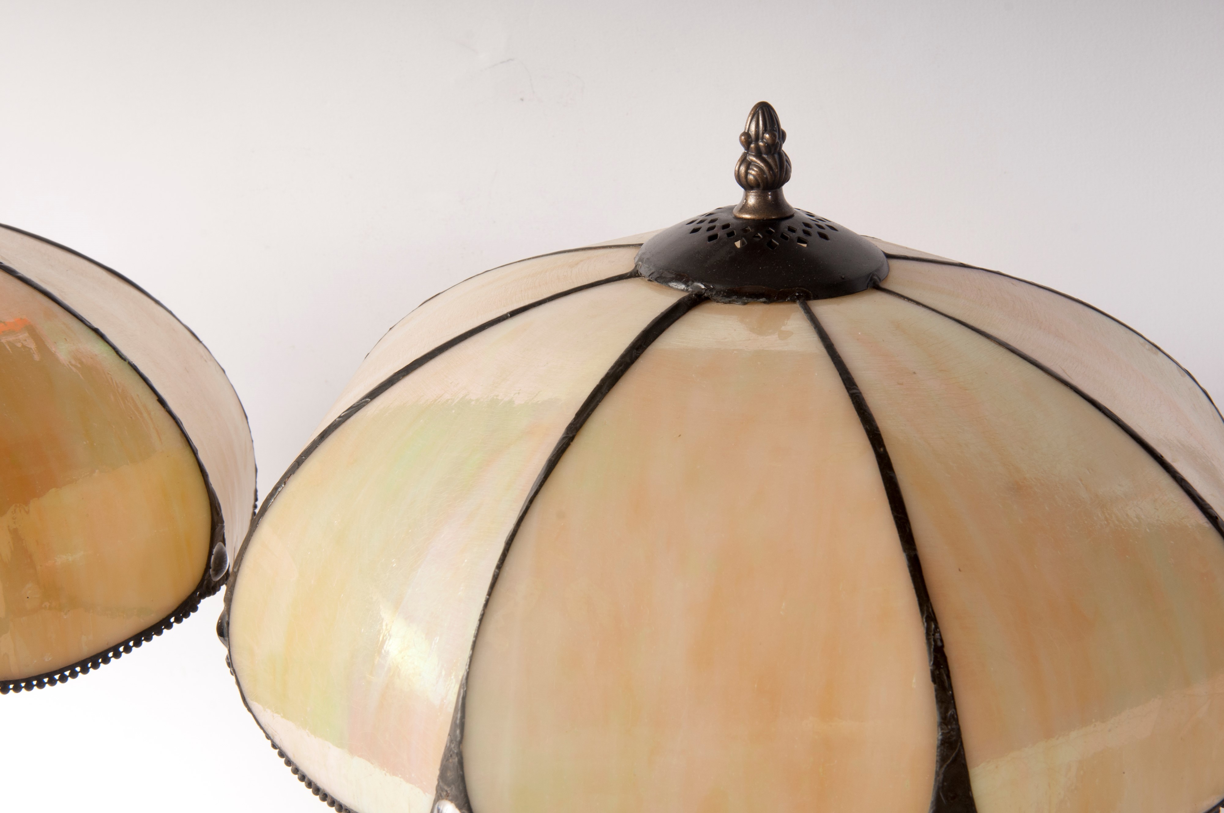 Coppia di abat jour in ottone e resina