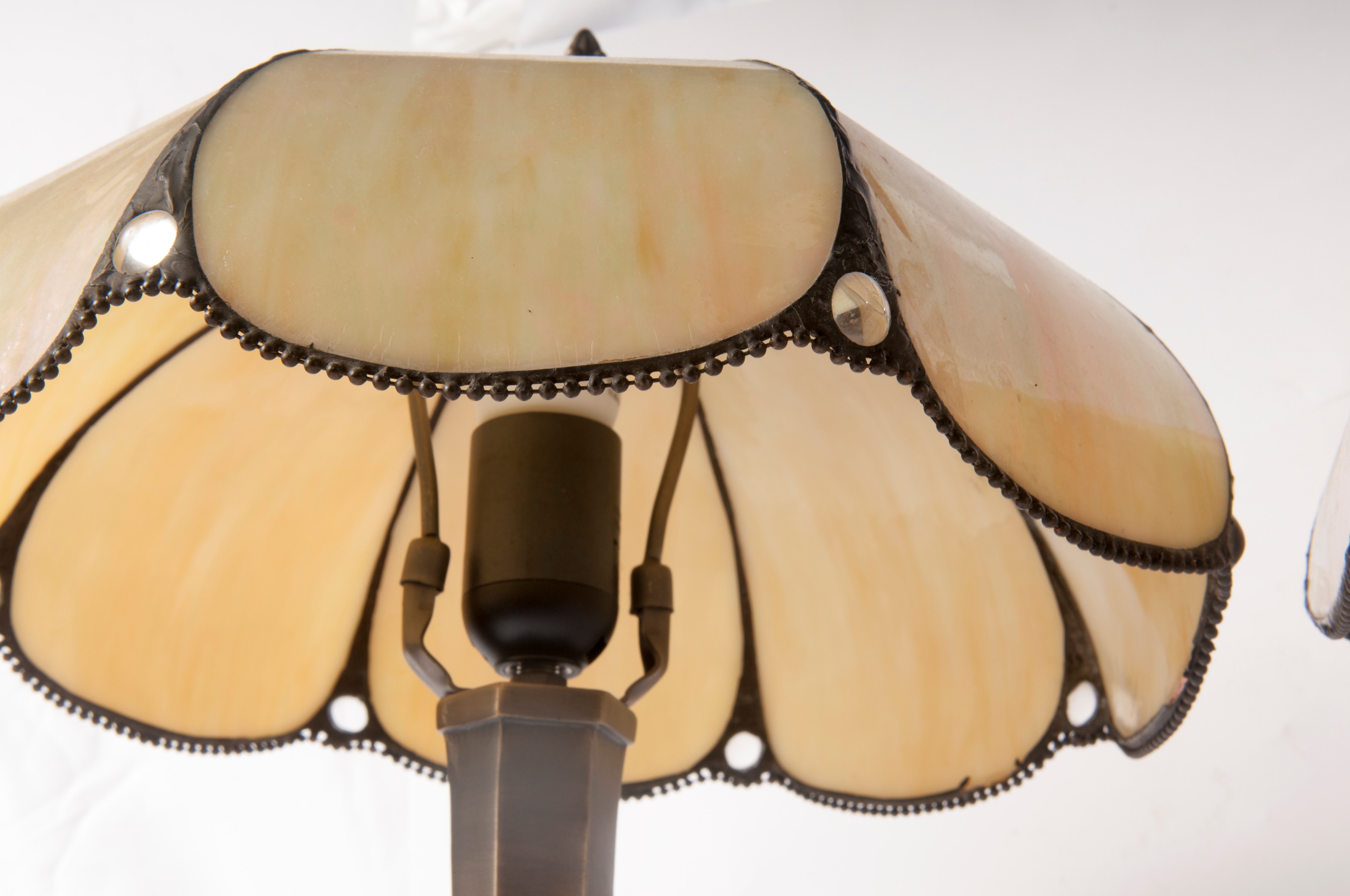 Coppia di abat jour in ottone e resina