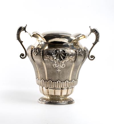 Vaso italiano in argento satinato, 800/1000, motivi floreali e conchiglie