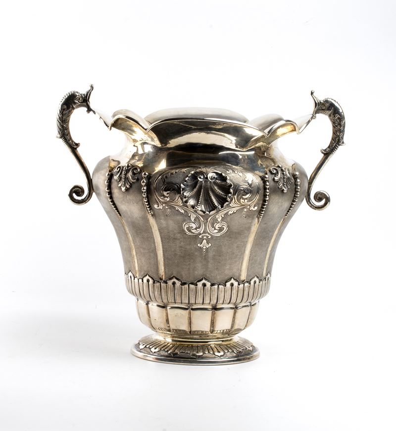 Vaso italiano in argento satinato, 800/1000, motivi floreali e conchiglie