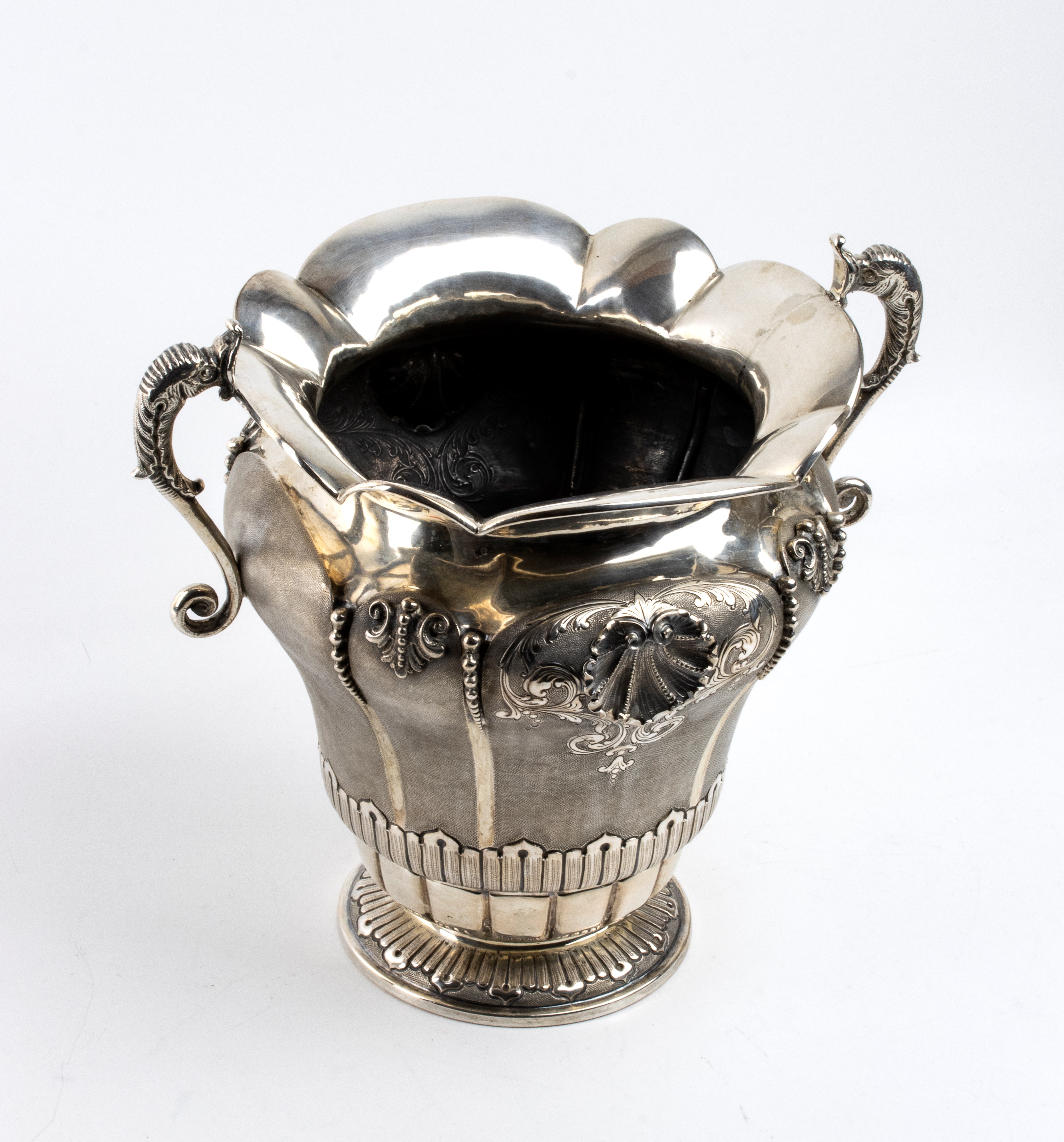Vaso italiano in argento satinato, 800/1000, motivi floreali e conchiglie