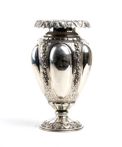 Vaso italiano in argento, argento 800/1000 inciso e punzonato, Milano XX secolo