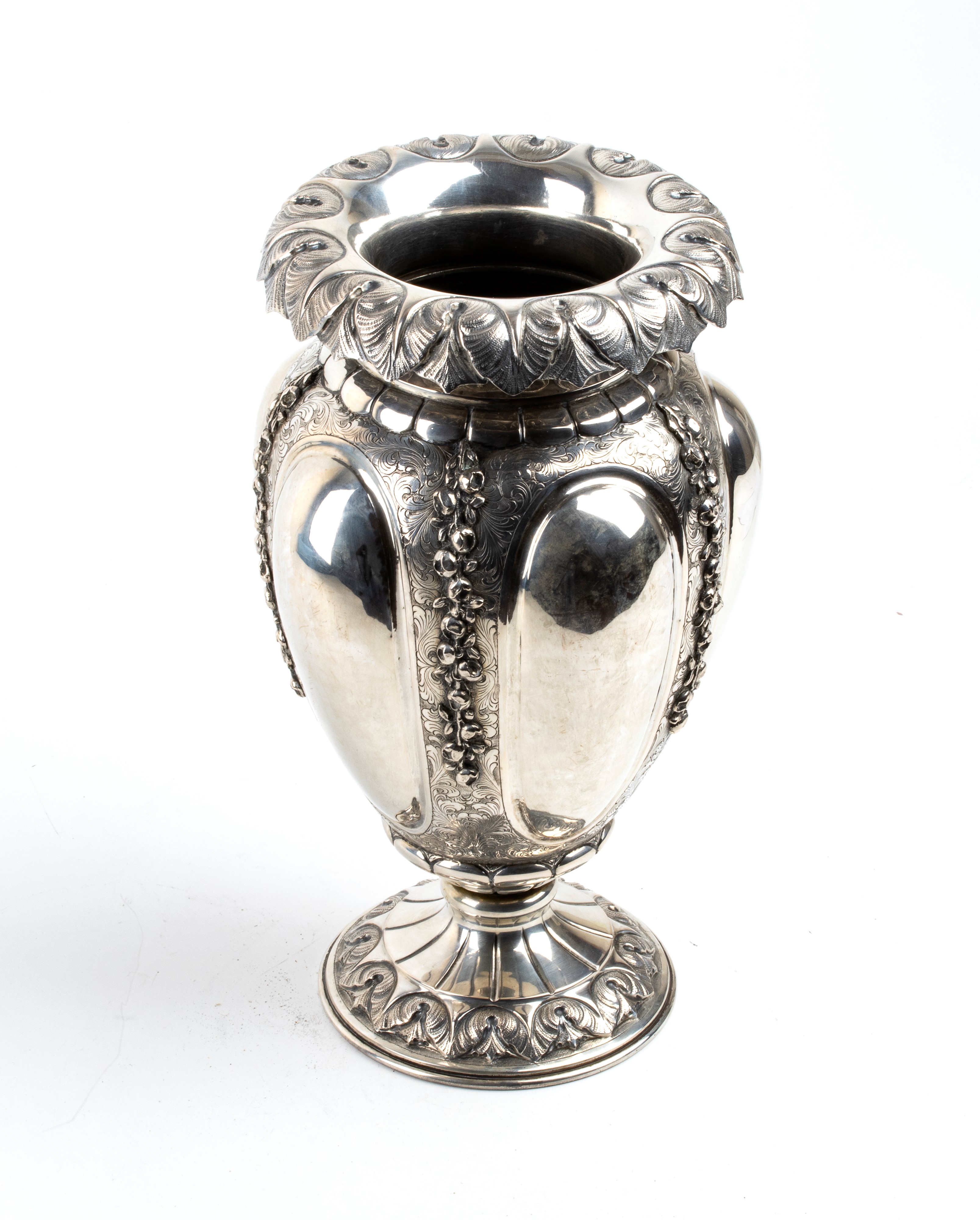 Vaso italiano in argento, argento 800/1000 inciso e punzonato, Milano XX secolo