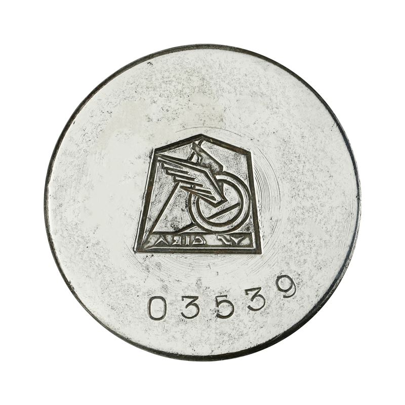 N U S Gira 43 X 39 MM