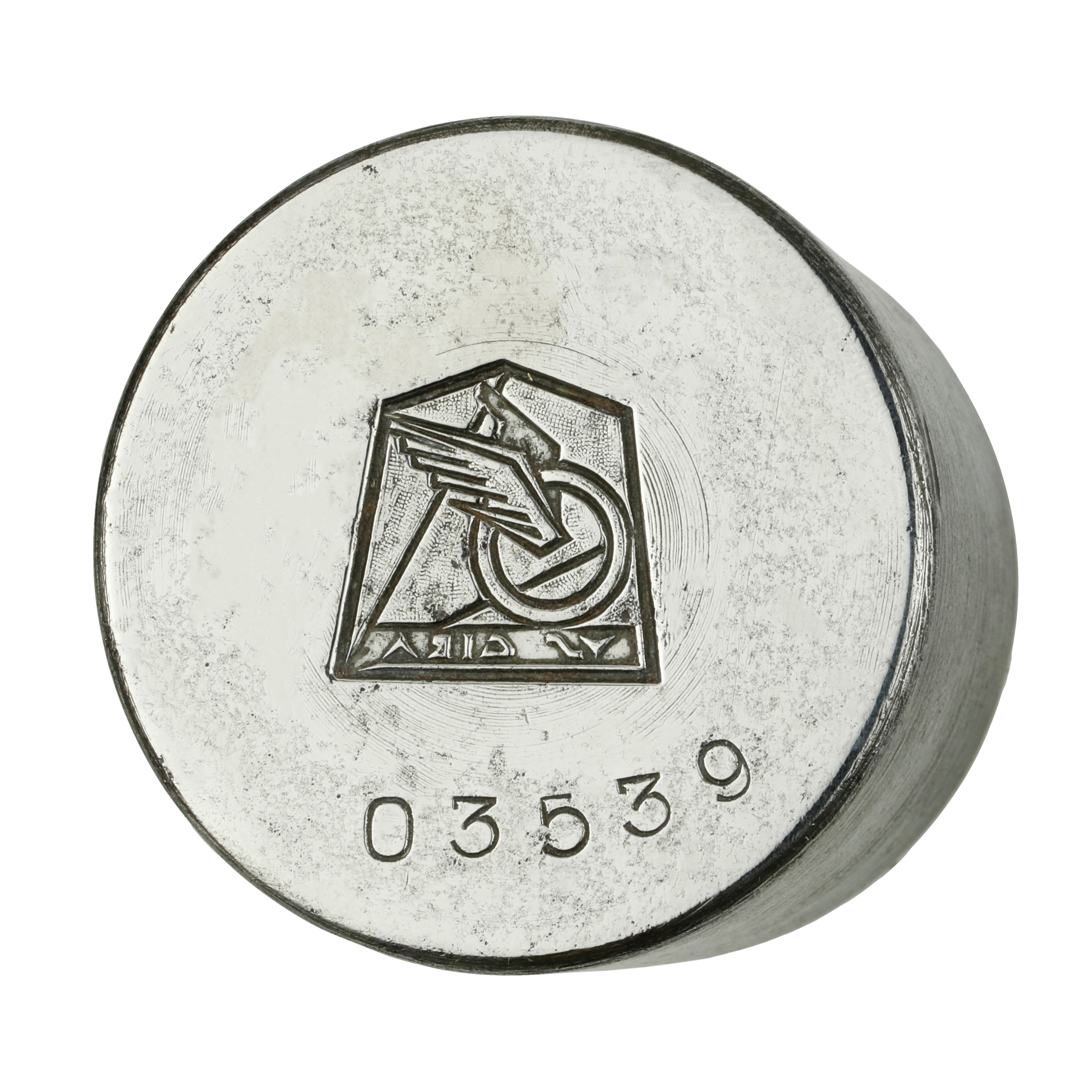 N U S Gira 43 x 39 mm