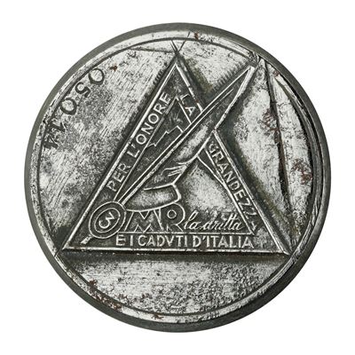 P per L'onore la Grandezza e i Caduti D'italia 3 M R la Dritta 50 X 46 MM