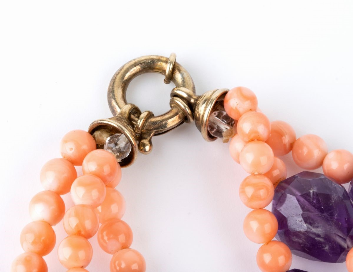 Collana a tre fili in corallo cerasuolo (Corallium Elatius), ametiste e argento 925