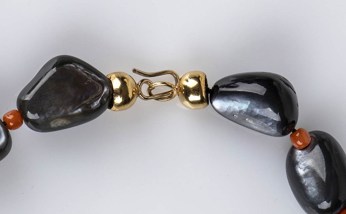 Collana a filo, oro giallo 18k con madreperla di Pinctada fucata e corallo Mediterraneo (Coralliu...
