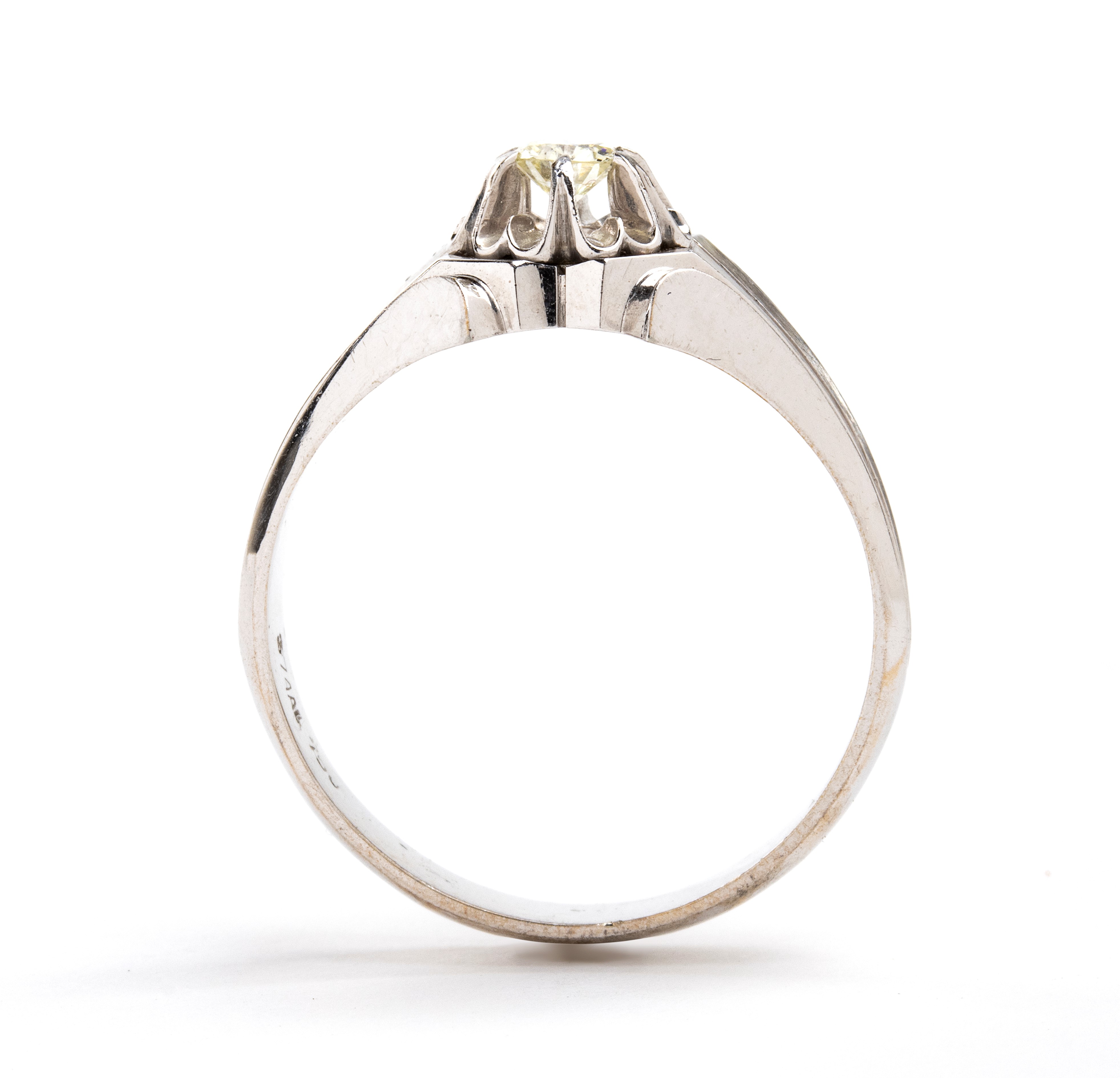 Anello in oro con diamante solitario