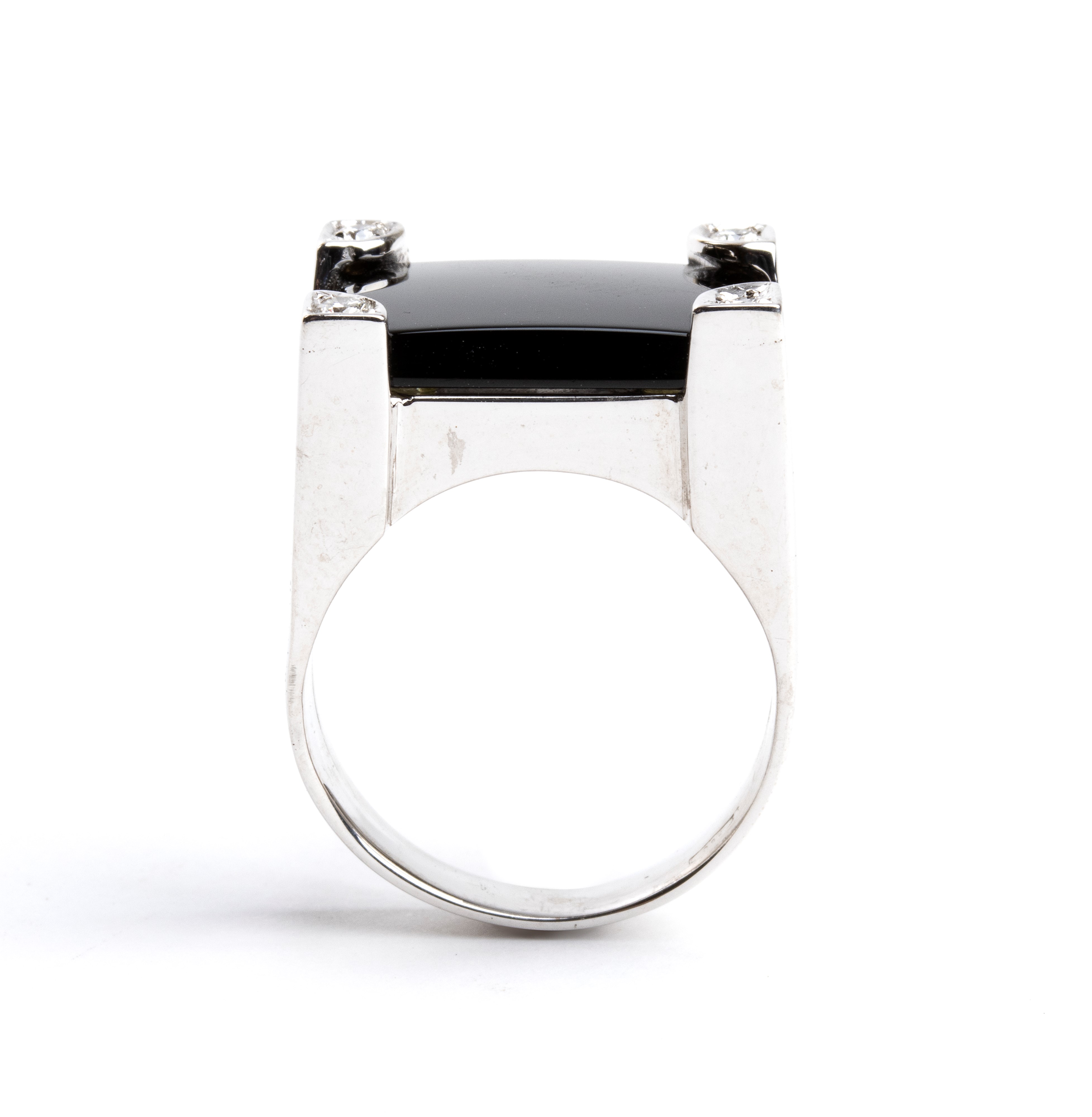 Anello a fascia in oro bianco con onice e diamanti