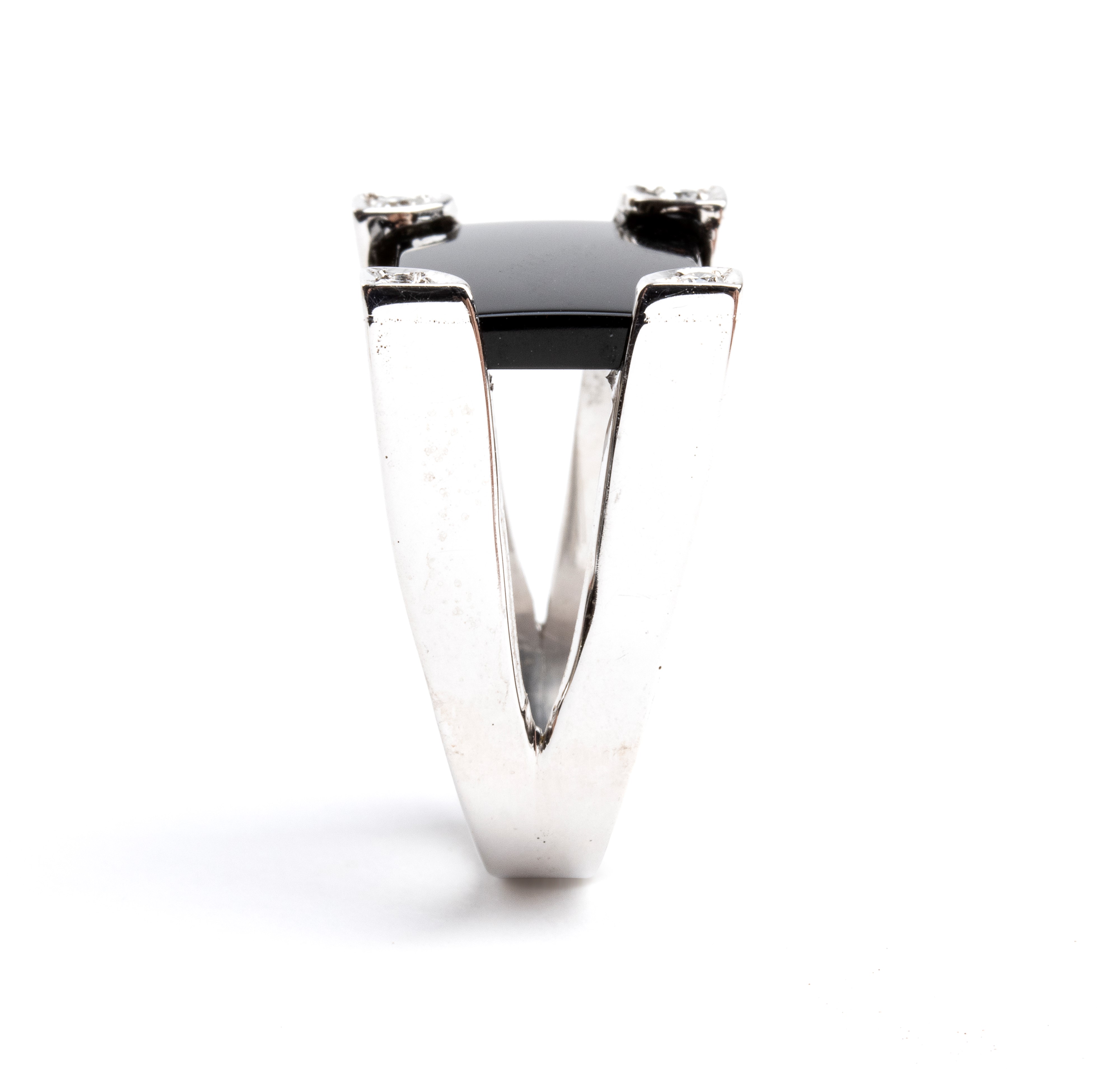 Anello a fascia in oro bianco con onice e diamanti