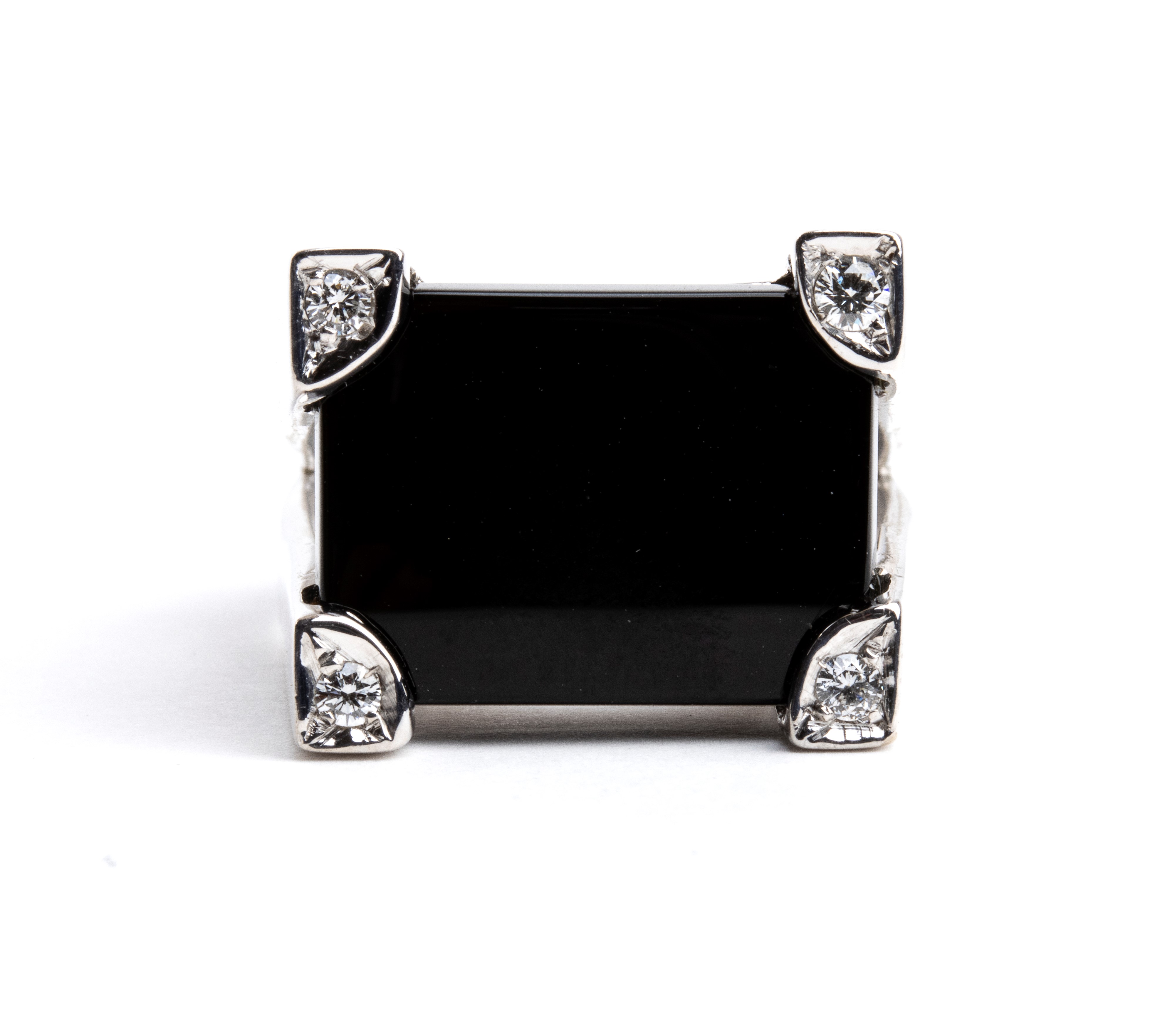 Anello a fascia in oro bianco con onice e diamanti
