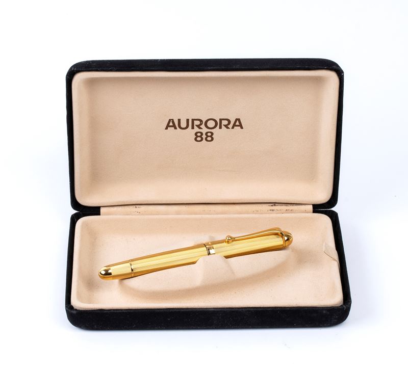 Aurora - Serie 88: Penna stilografica laminata in oro con pennino semicorazzato 14 k