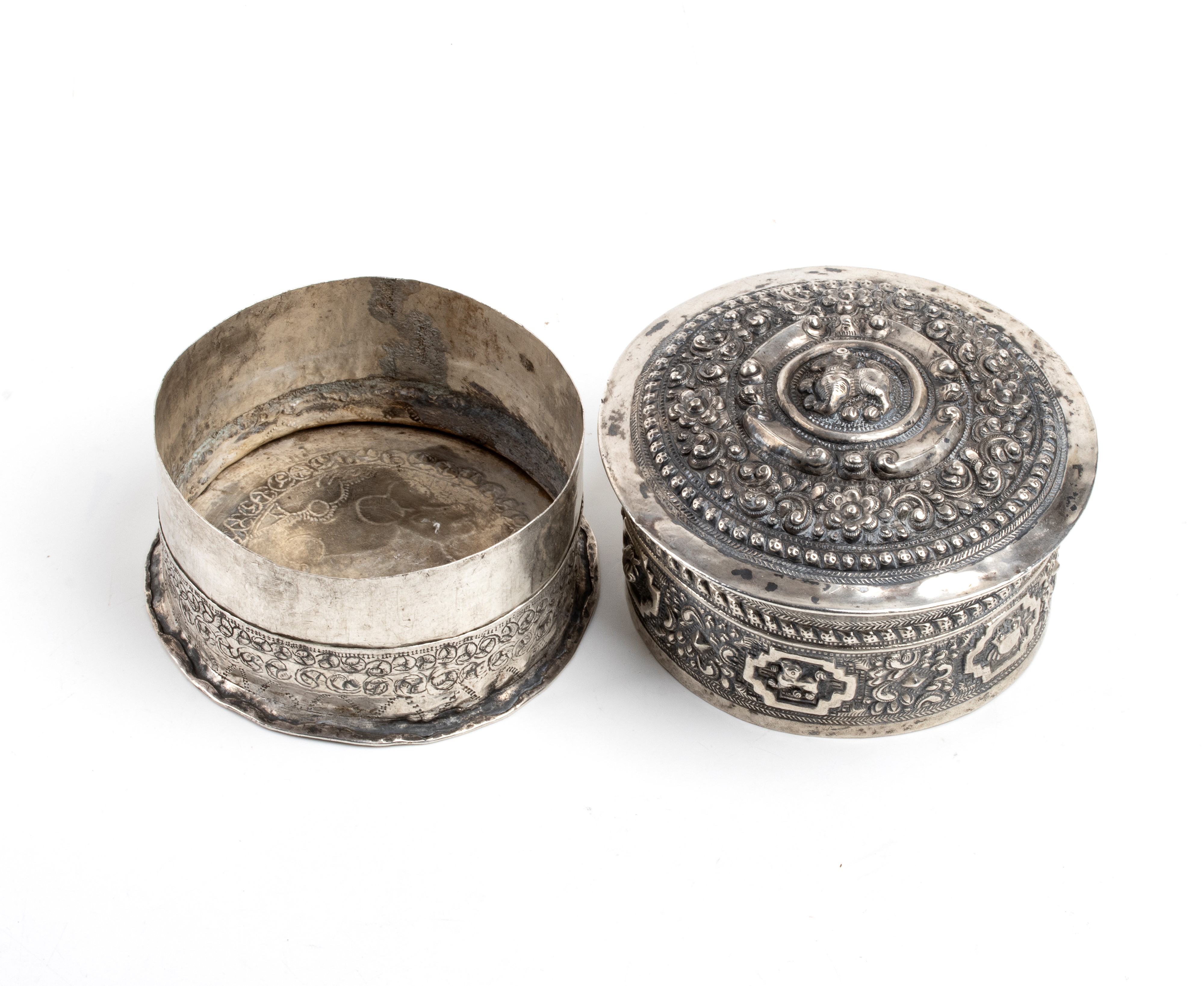 Scatola birmana in argento