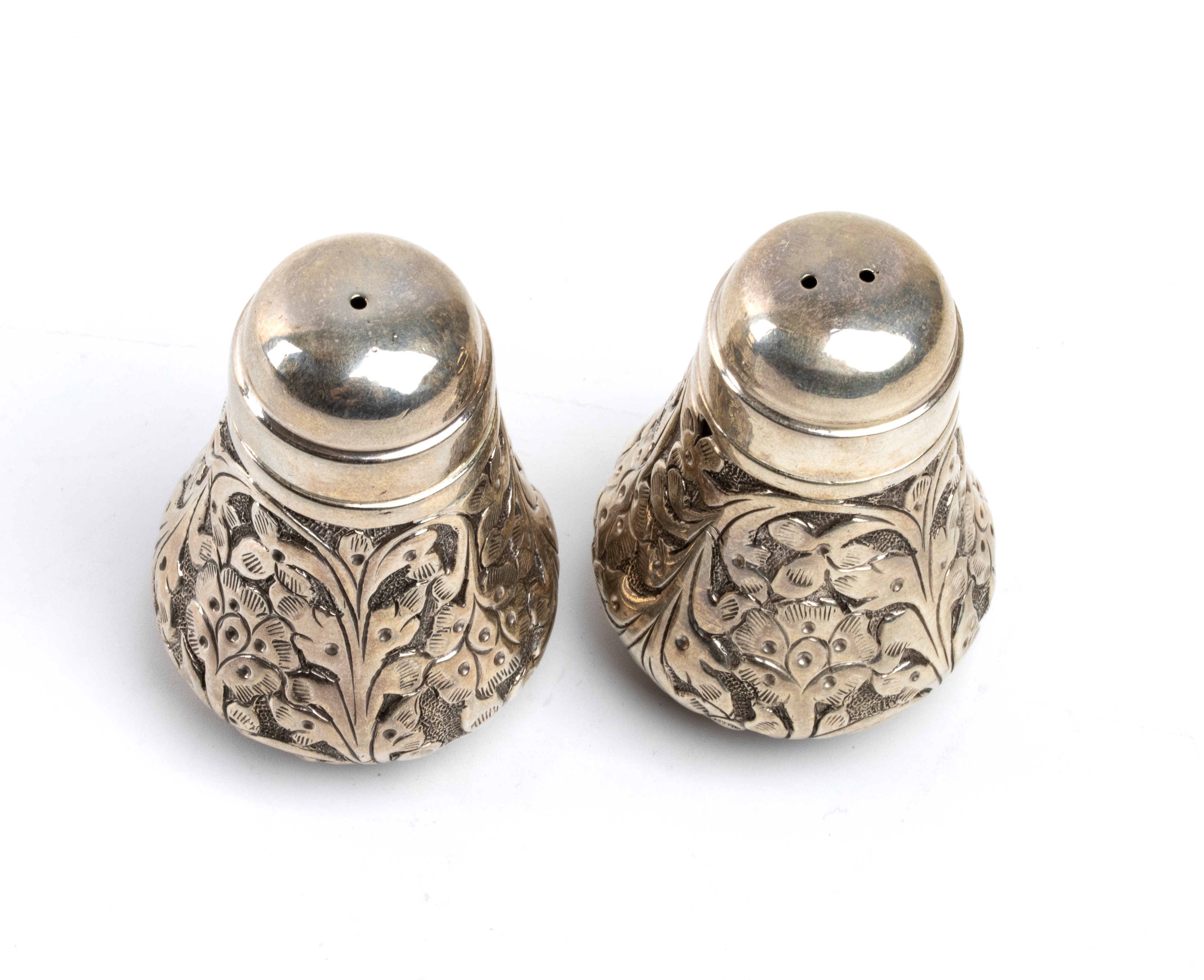 Italia, Porta sale e pepe in argento 800 con motivo a rose ("Baltimore Rose"), XX secolo