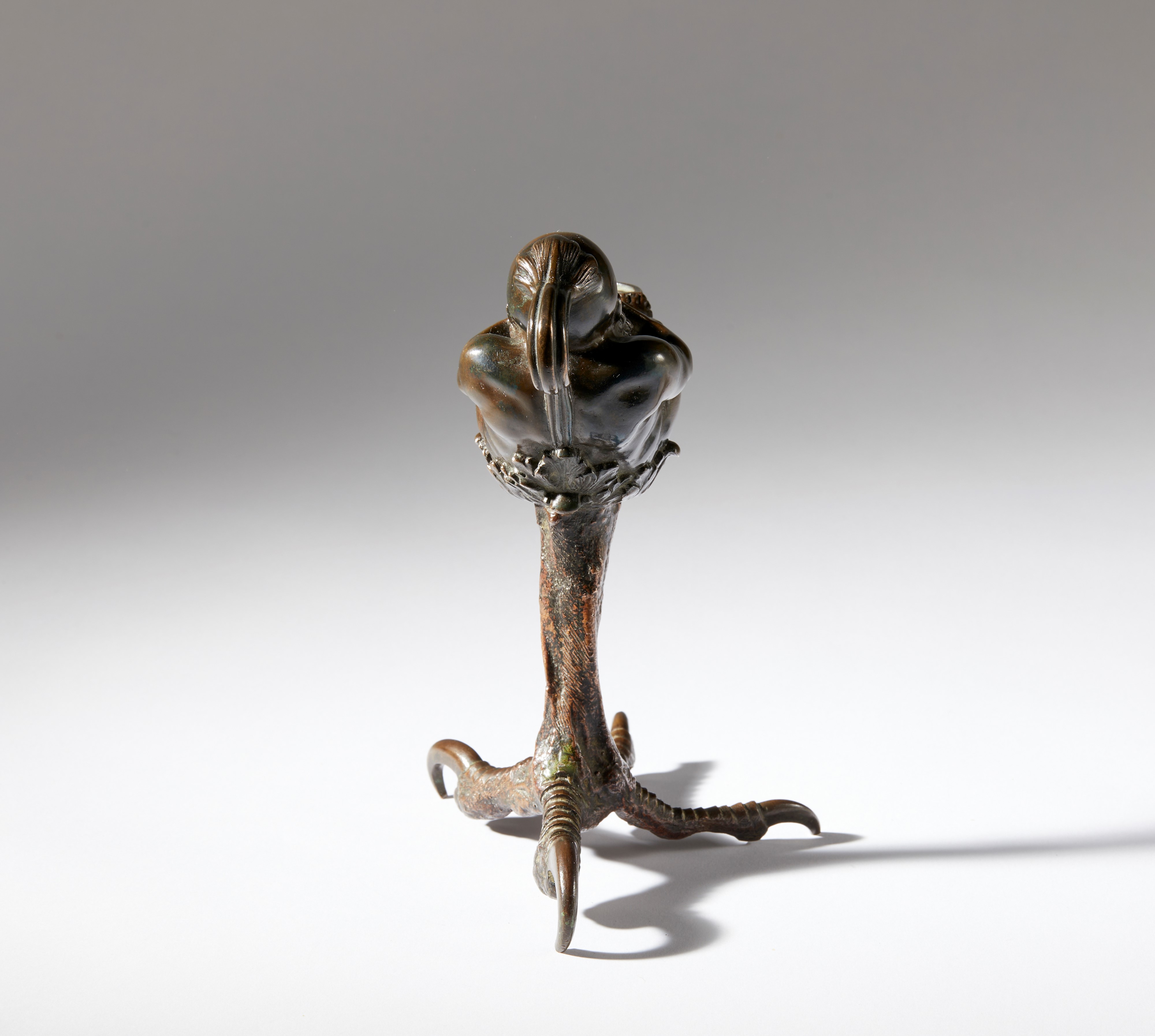 Lucerna a guisa di nano su zampa di rapace