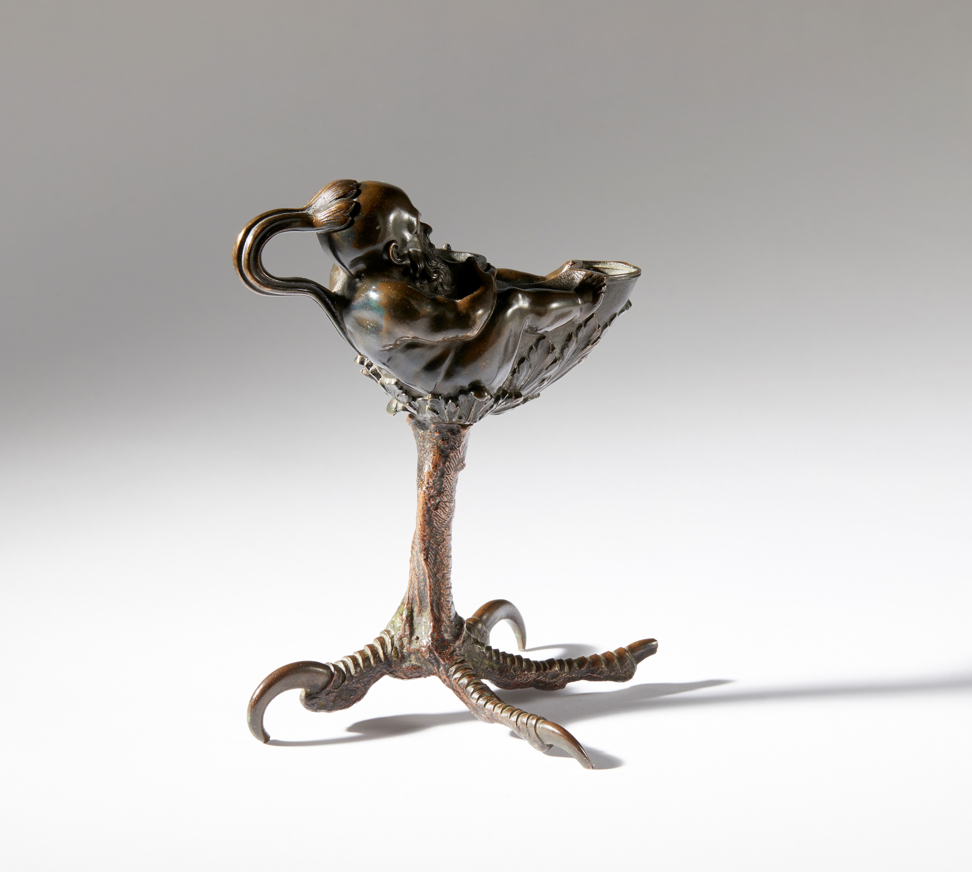 Lucerna a guisa di nano su zampa di rapace