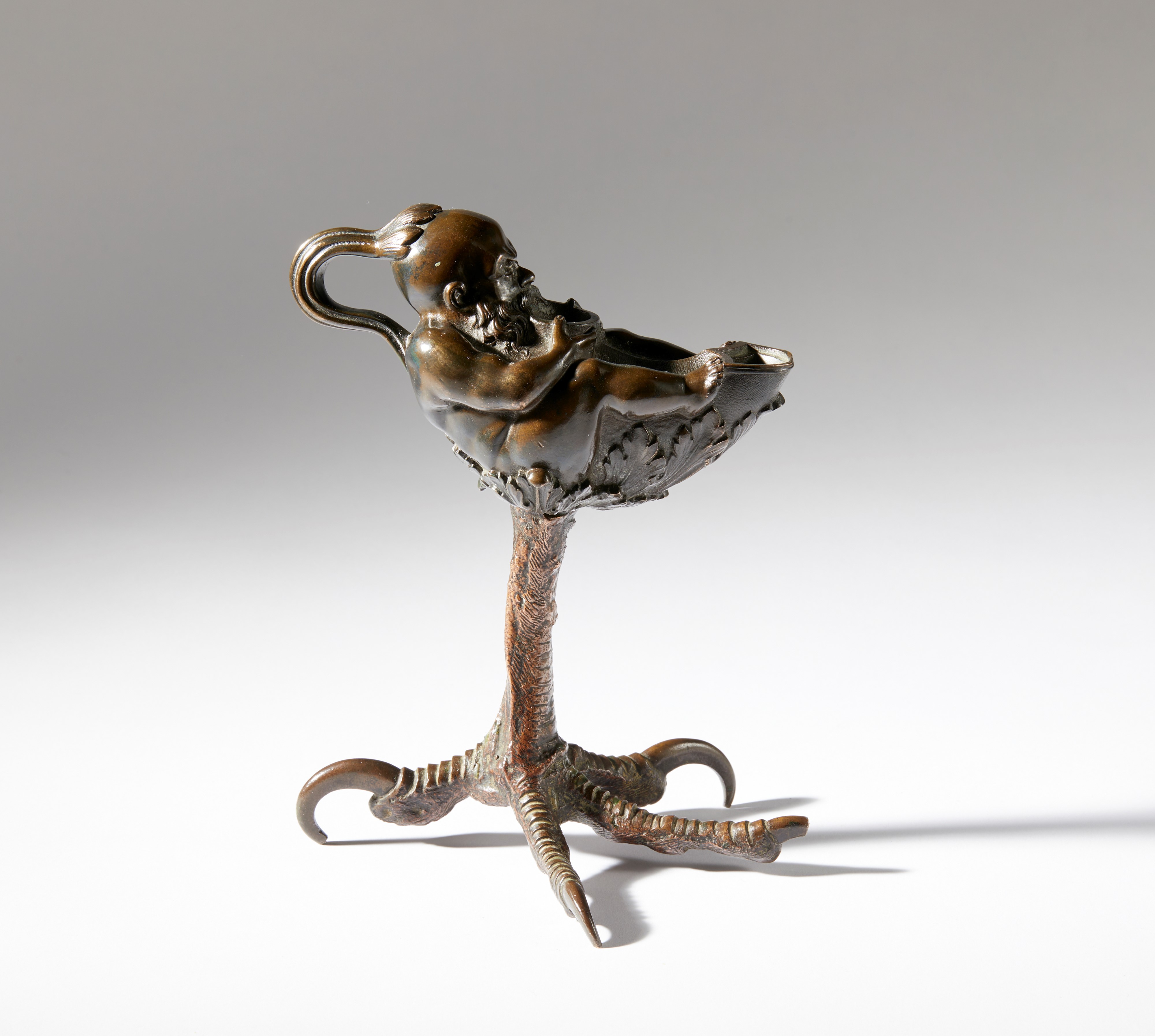 Lucerna a guisa di nano su zampa di rapace