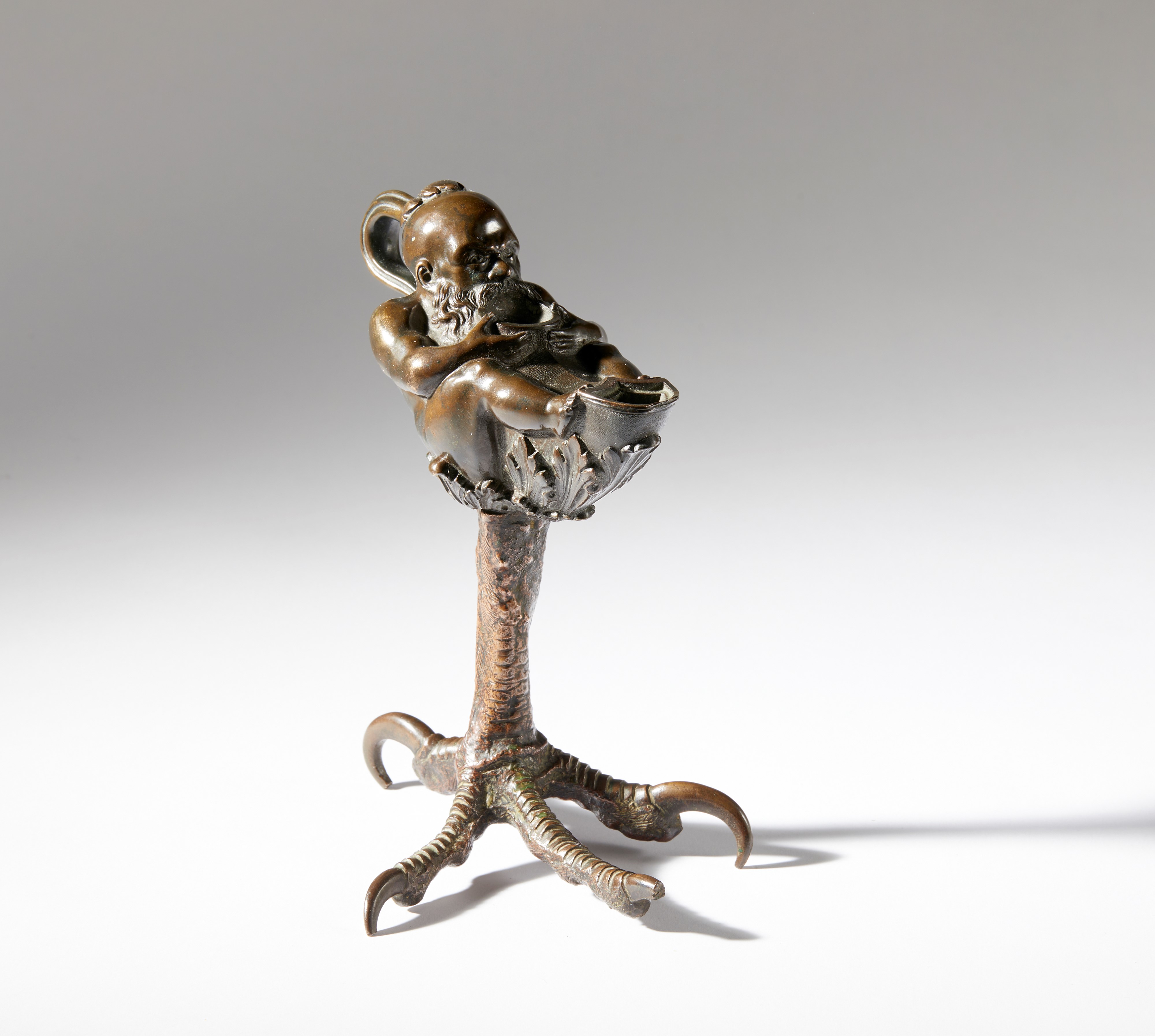 Lucerna a guisa di nano su zampa di rapace