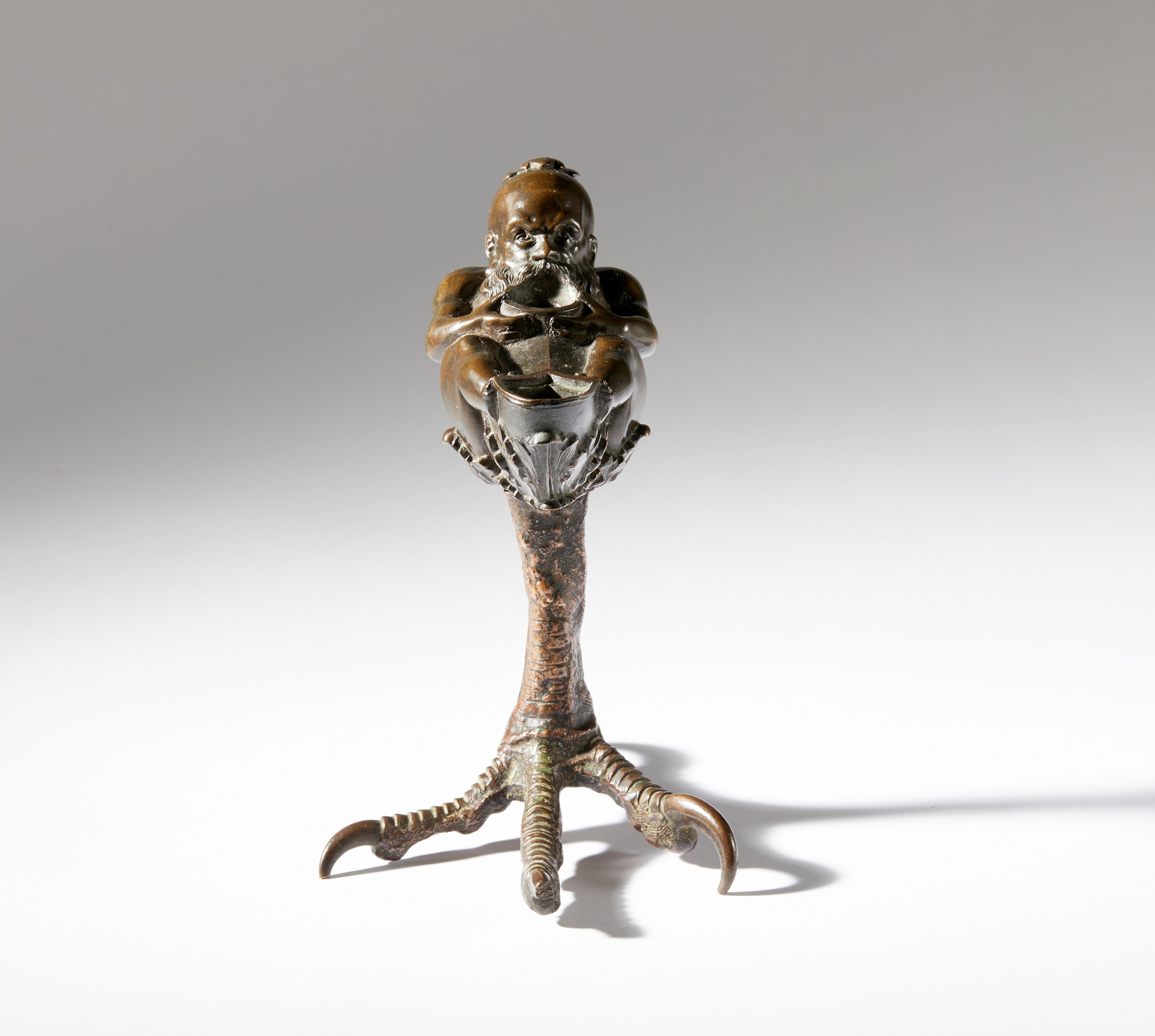 Lucerna a guisa di nano su zampa di rapace