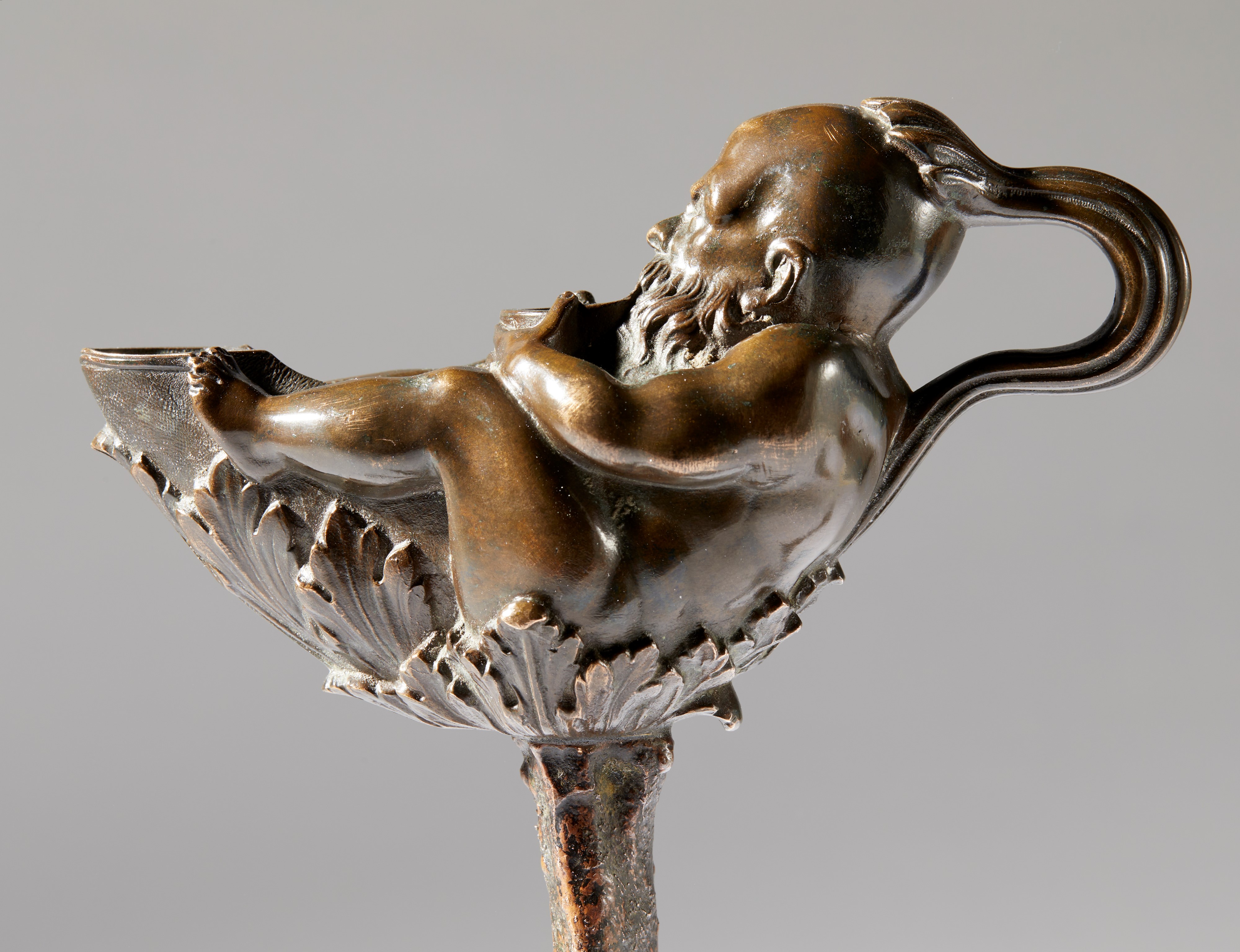 Lucerna a guisa di nano su zampa di rapace