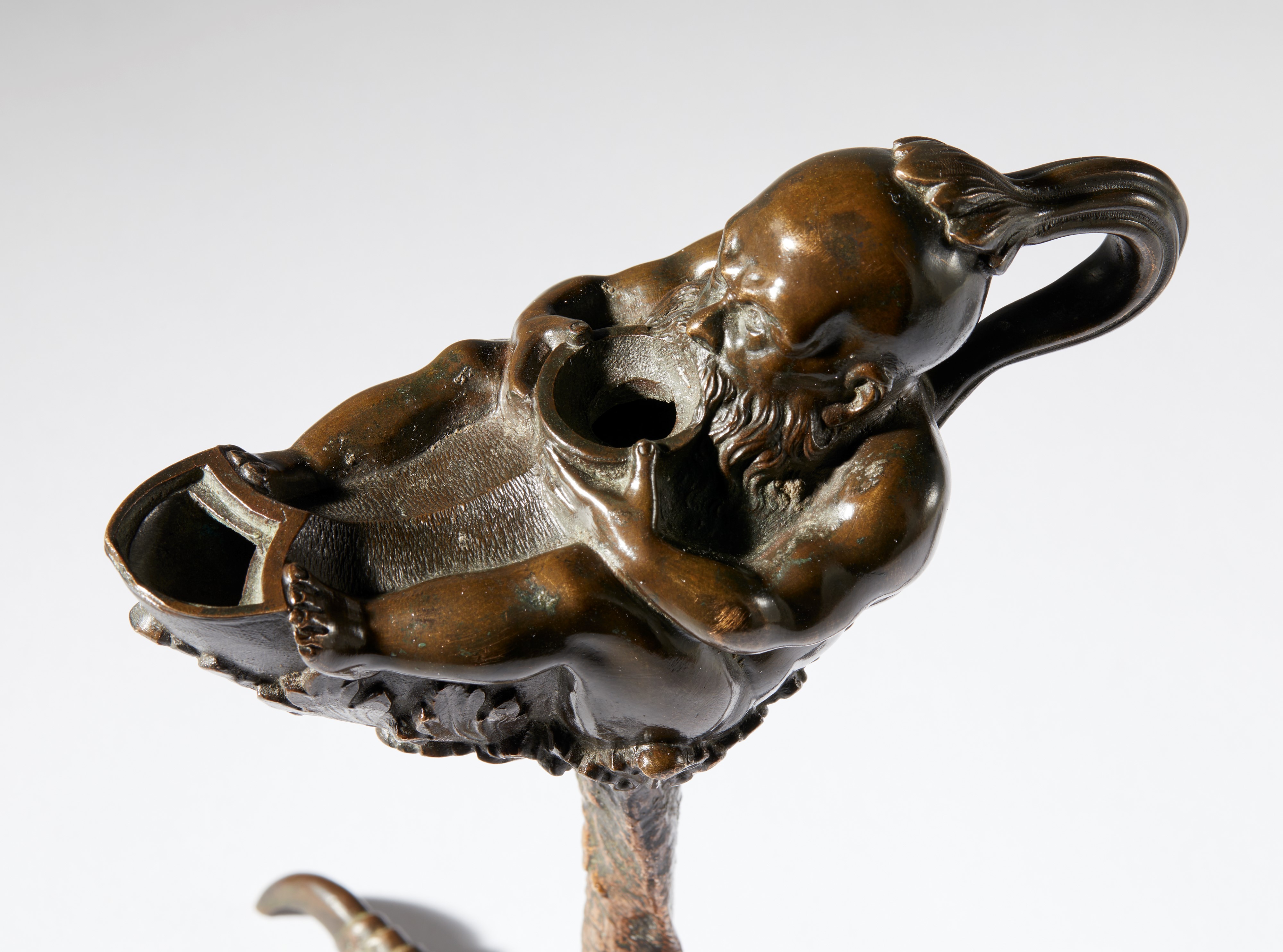 Lucerna a guisa di nano su zampa di rapace