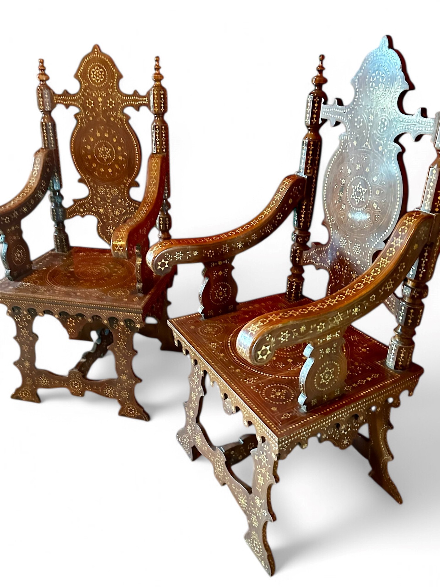 Coppia di troni marocchini intarsiati e intagliati