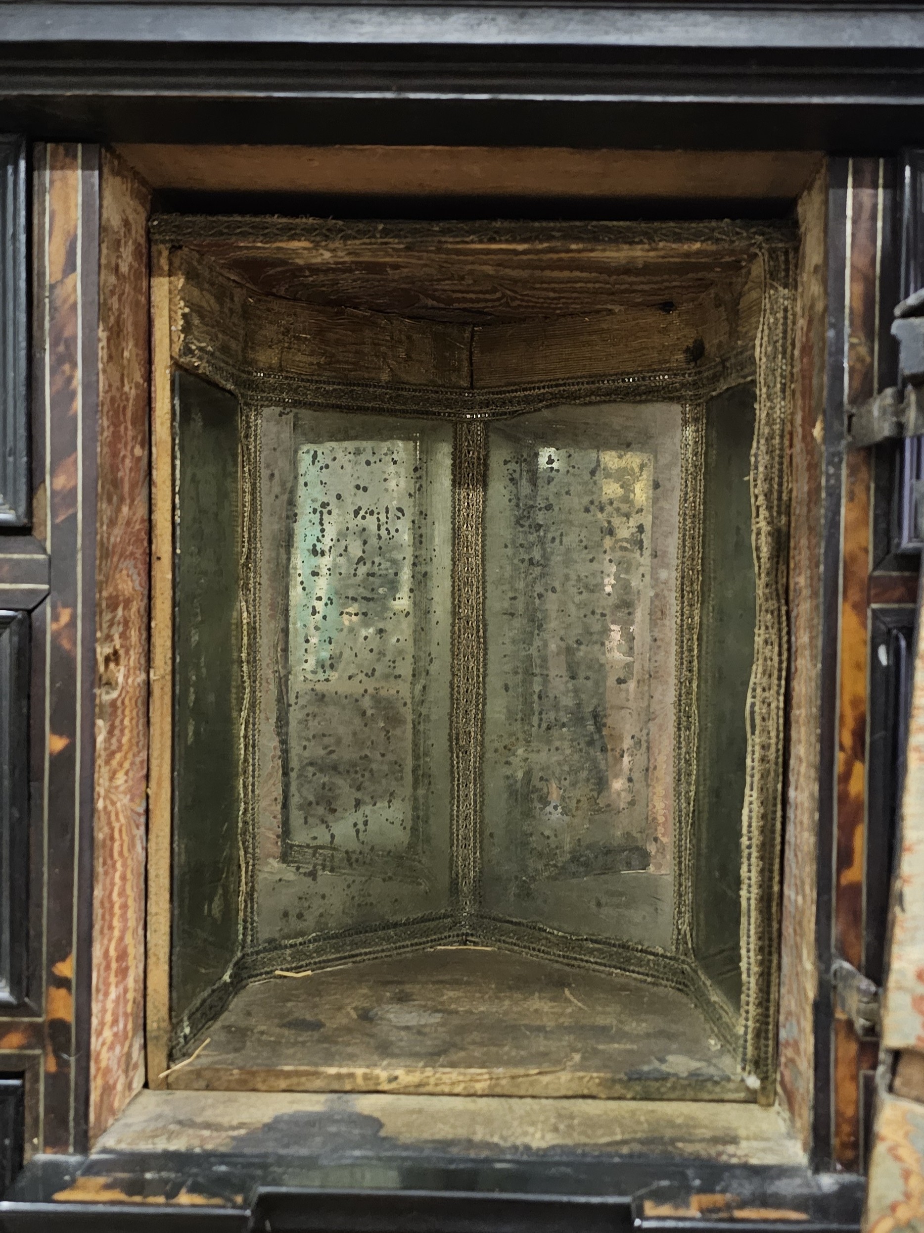 Monetiere italiano in legno ebanizzato e tartaruga