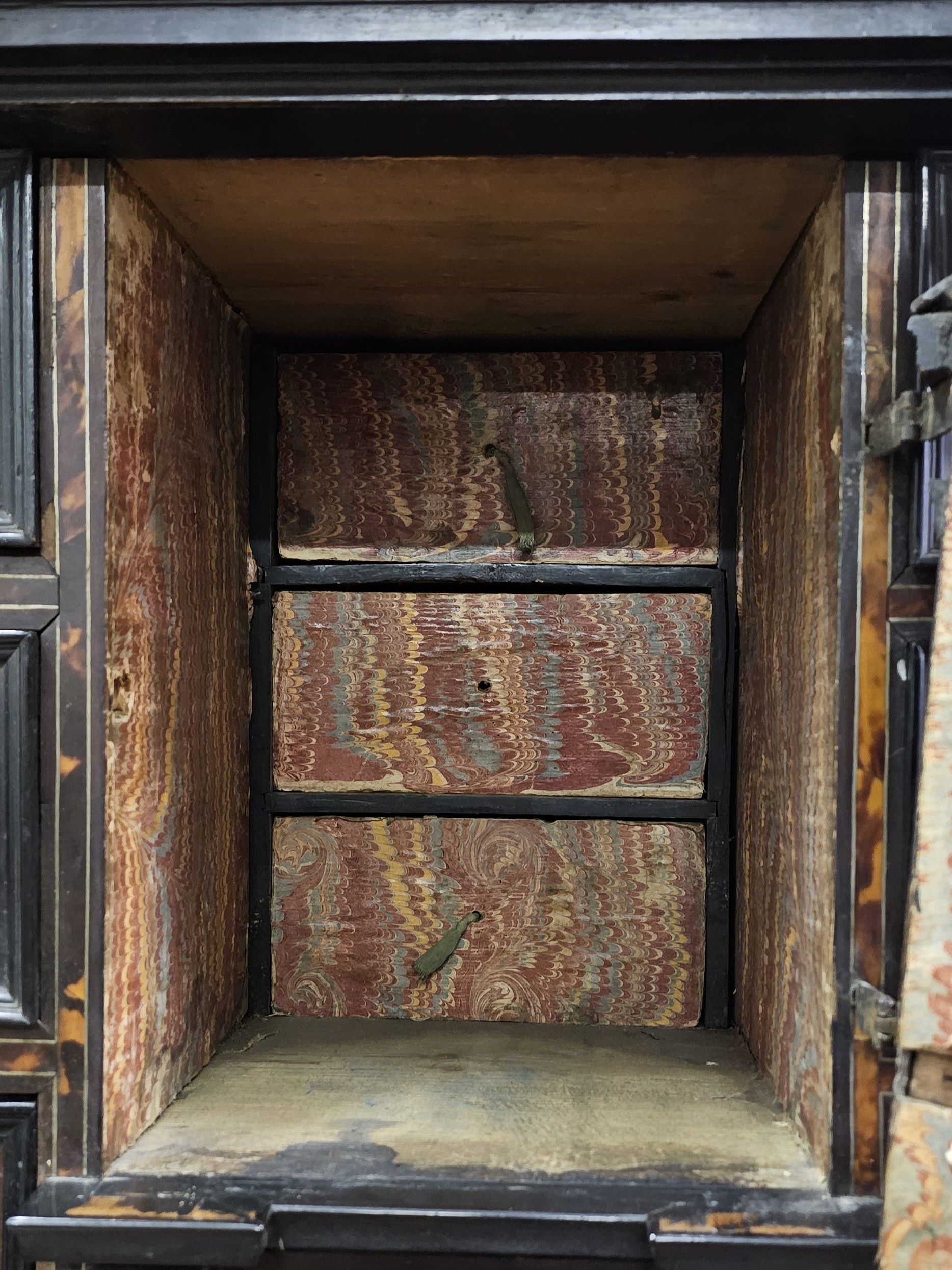 Monetiere italiano in legno ebanizzato e tartaruga