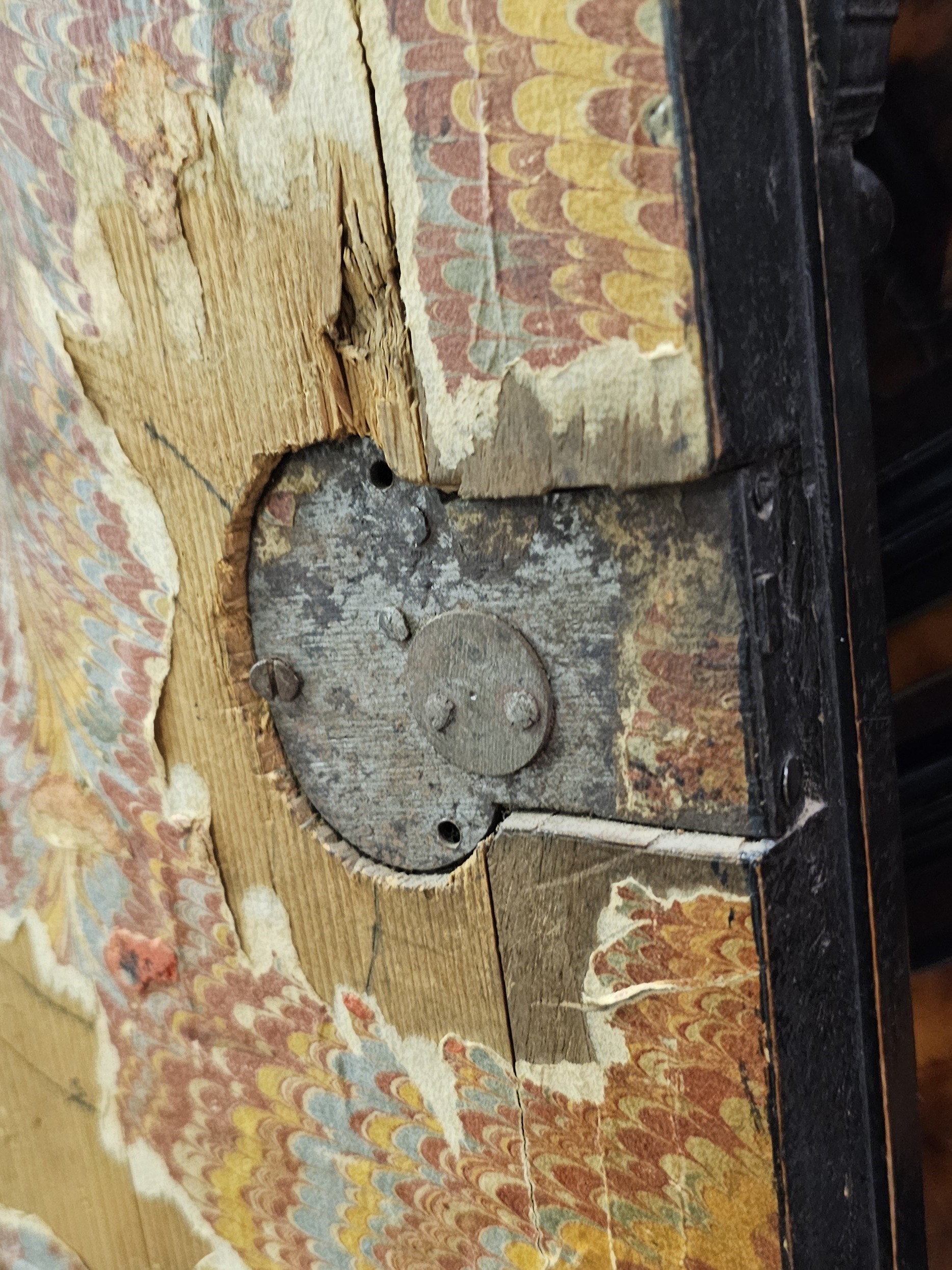 Monetiere italiano in legno ebanizzato e tartaruga