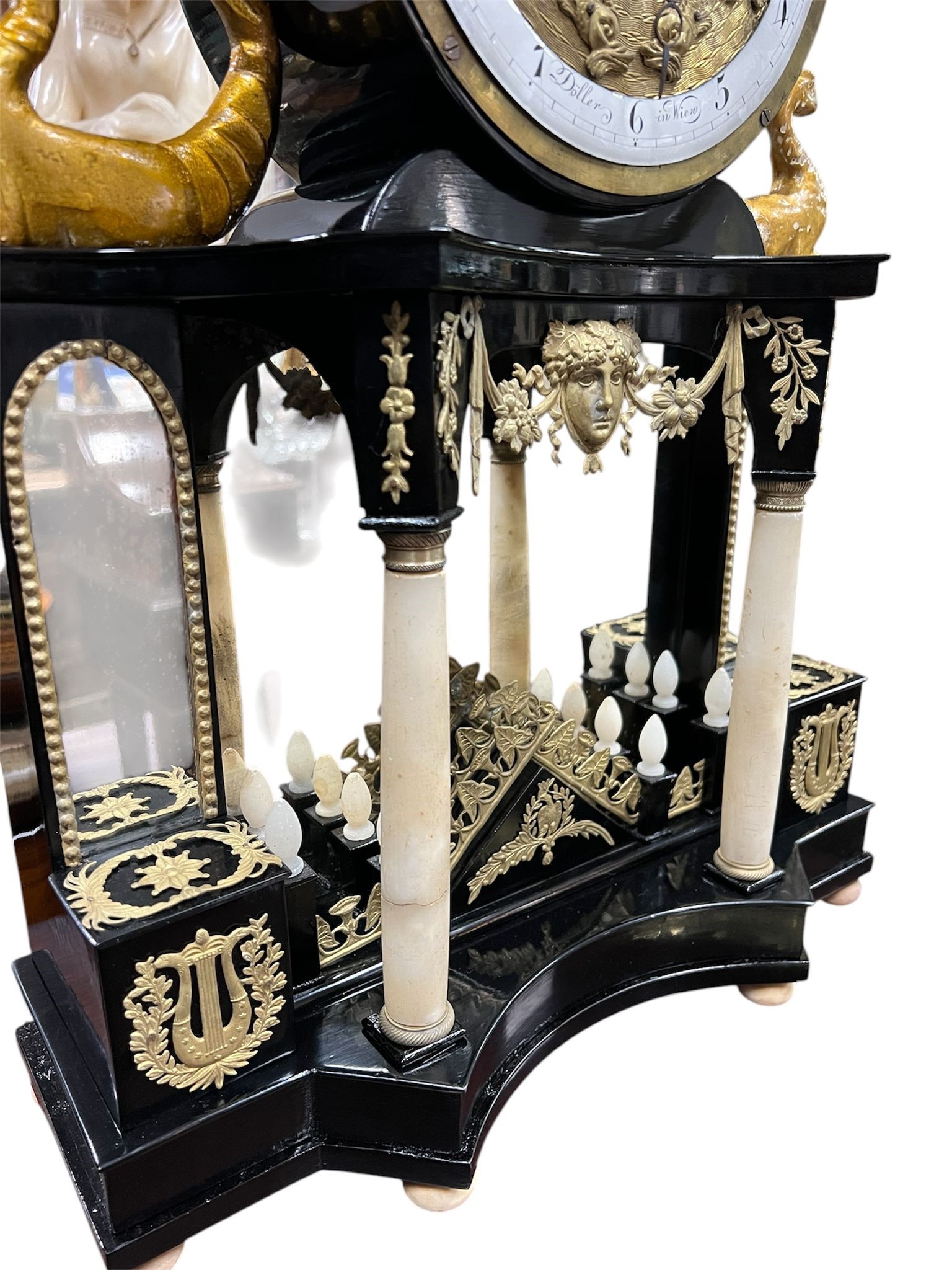 Orologio da appoggio Biedermeier viennese con automa