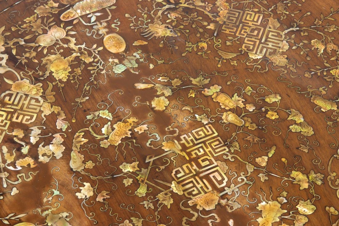 Tavolo Orientale in Noce e Madreperla