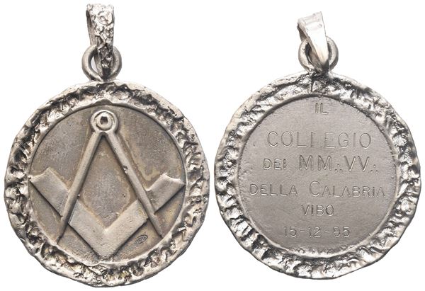 Medaglia Il Collegio dei MM. VV. Della Calabria, 1985, AG (30,7 mm)  - Auction MASONIC MEDALS & JEWELS From the Early 19th to the Late 20th Century - Bertolami Fine Art - Casa d'Aste