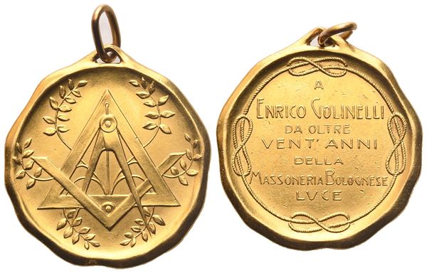 Medaglia "A Enrico Golinelli da Oltre Vent'Anni della Massoneria Bolognese Luce", AU (27 mm)  - Auction MASONIC MEDALS & JEWELS From the Early 19th to the Late 20th Century - Bertolami Fine Art - Casa d'Aste