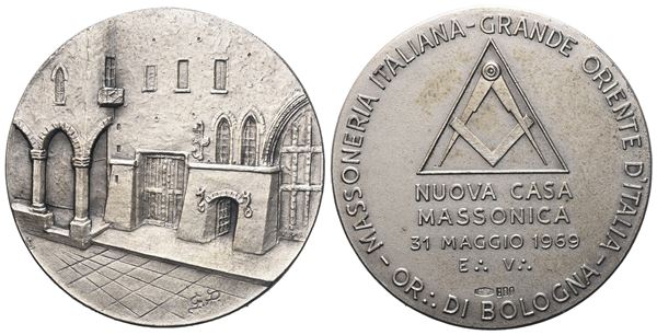 Medaglia Nuova Casa Massonica 31 maggio 1969 Or. Di Bologna, AG (34,3 mm)  - Auction MASONIC MEDALS & JEWELS From the Early 19th to the Late 20th Century - Bertolami Fine Art - Casa d'Aste