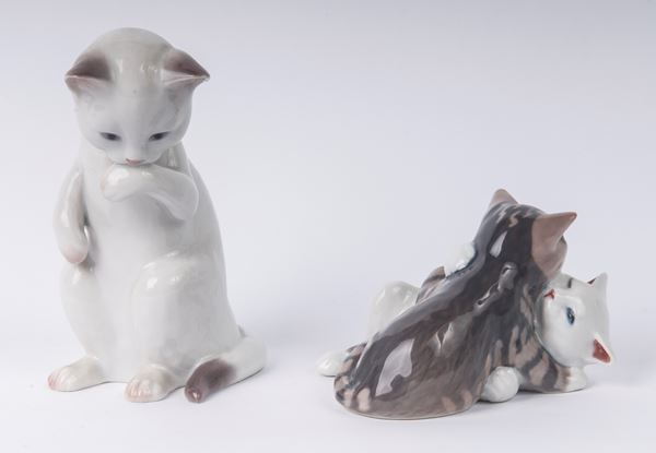 Lot of two cat sculptures