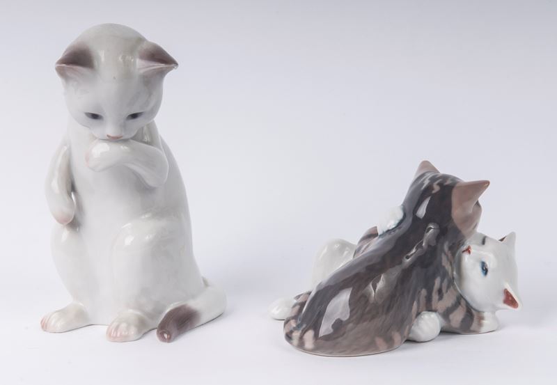 Lotto di Due Sculture a Forma di Gatto