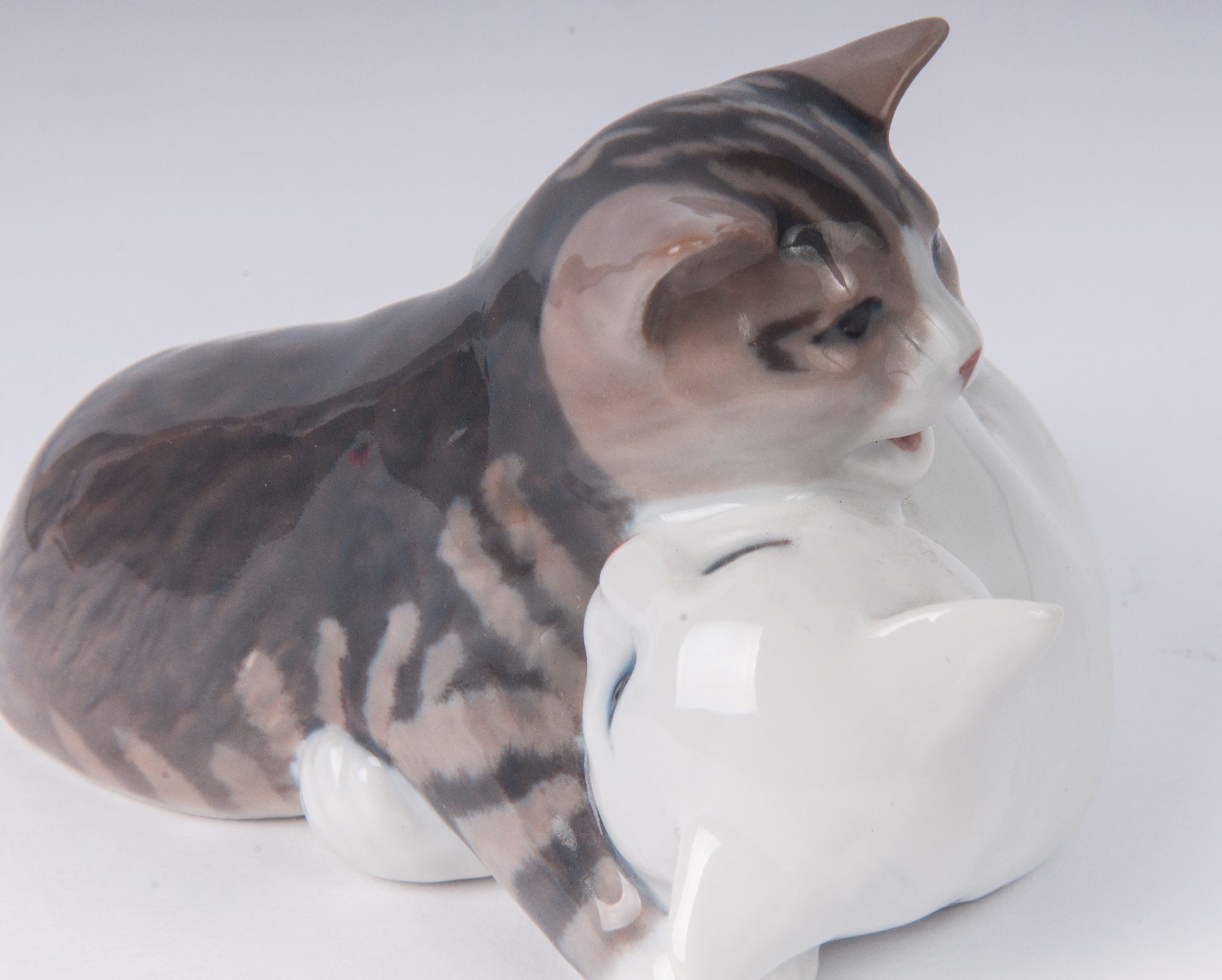 Lotto di Due Sculture a Forma di Gatto