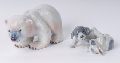 Lotto di Due Sculture a Forma di un Orso e Coppia di Cani