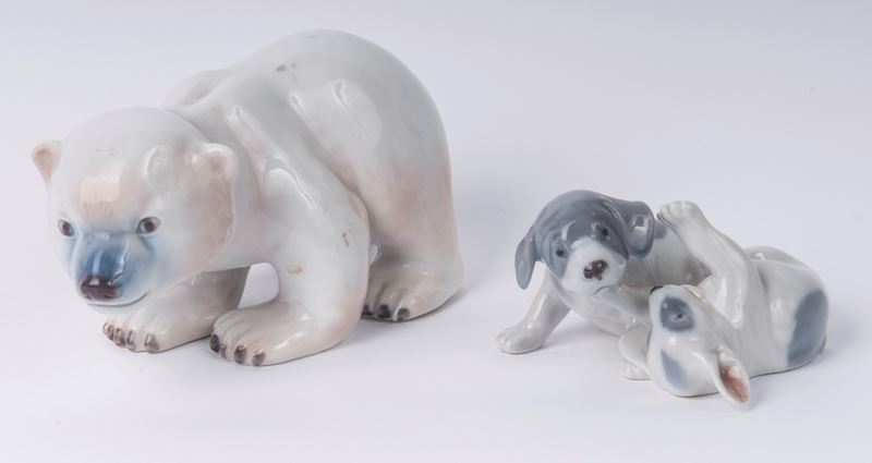 Lotto di Due Sculture a Forma di un Orso e Coppia di Cani