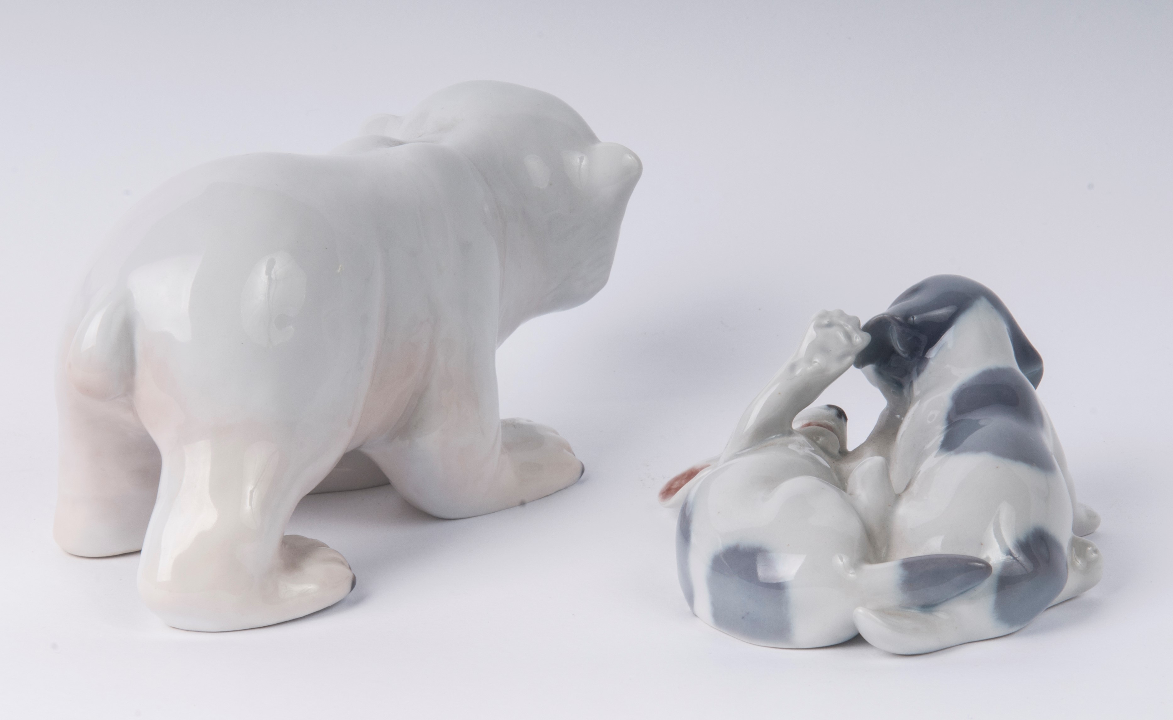 Lotto di Due Sculture a Forma di un Orso e Coppia di Cani